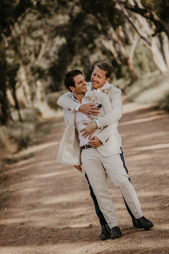Groom and best man atthis mudgee wedding with buttonholes and wedding flowers by Mudgee Monkey at the vinegrove mudgee wedding venue