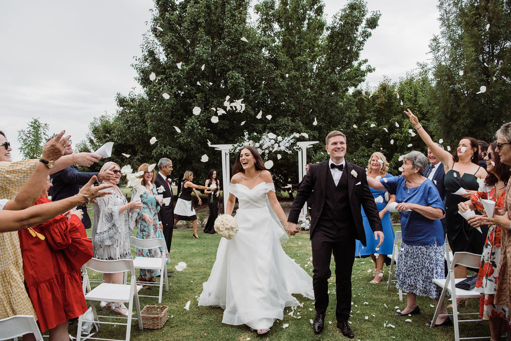 Mudgee Wedding @ beautiful Blue Wren Farm. Long stem white rose bouquet created my Mudgee Monkey florist