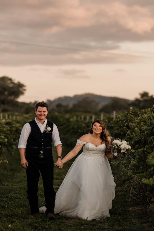 bride and groom in the vineyards in Mudgee at sunet with flowers by Mudgee monkey
